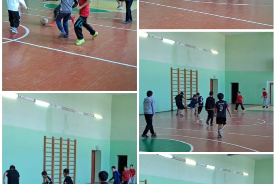 На период осенних школьных каникул среди мальчиков школы соревнования по футзалу